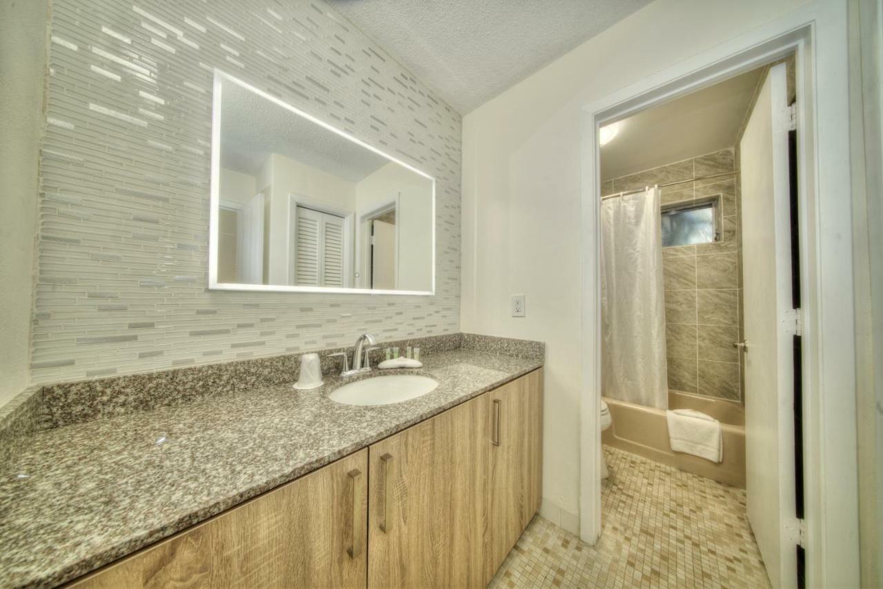 Club Lux Resort By The Beach Deerfield Beach Exteriör bild